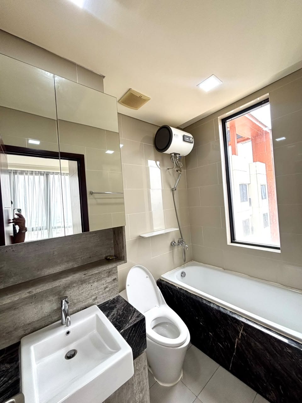 Apartemen Permata Hijau Suites 3BR Lantai 37 Full Furnish Disewakan, foto 1 dari 5