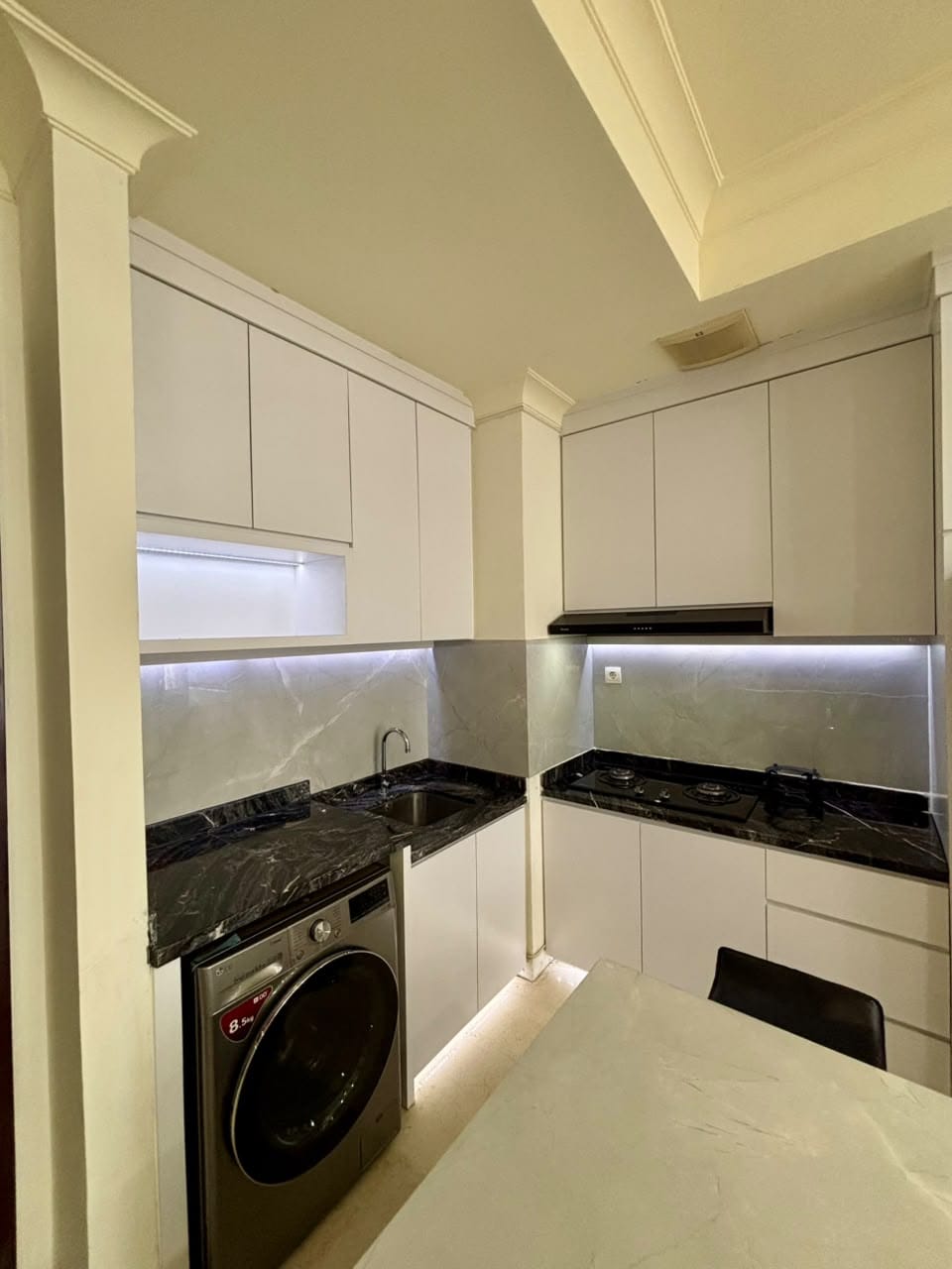 Apartemen Permata Hijau Suites 3BR Lantai 37 Full Furnish Disewakan, foto 2 dari 5